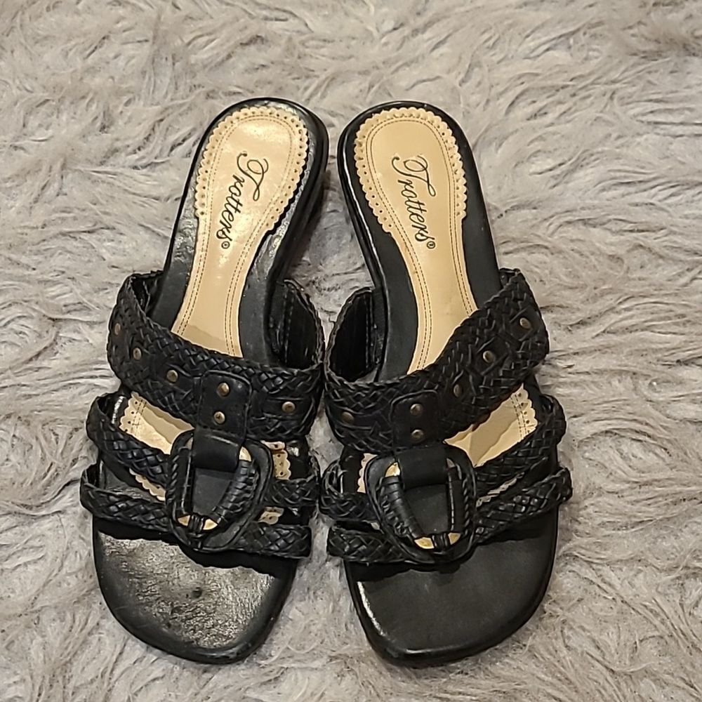 Trotters womens black and gold leather upper sandals size 7